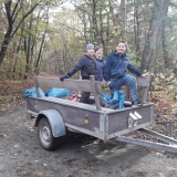 Drei Waldl&auml;ufer beim M&uuml;lltransport